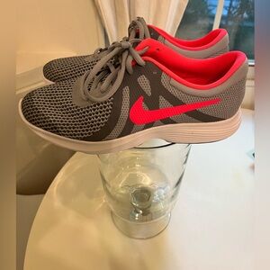 NIKE NWOT Revolution 4 Women's Running Grey Pink Shoes. Size 7